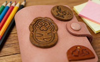 Carnet en cuir pleine fleur fait main avec badges en cuir 3D brodés à la main