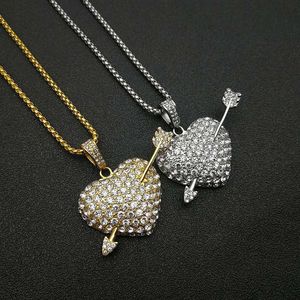 Collier pendentif en acier titane avec diamant taillé en cœur et flèche plaqué or pour un usage quotidien - Product Image 1