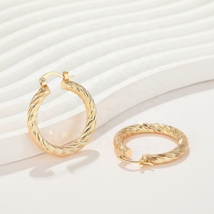 ต่างหูห่วงทองชุบ 18K ดีไซน์หรูหราจาก Joyeria Bisuterias Oro สำหรับผู้หญิง - Product Image 3