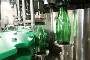 Máquina de llenado de botellas de vidrio de <span class=keywords><strong>agua</strong></span> de soda de refresco carbonatado/línea de producción - Product Image 6