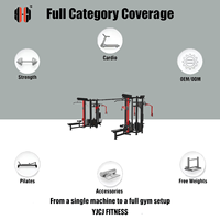 Configuration de salle de sport à huit postes avec plusieurs tours de musculation, deux racks de musculation, longue barre de connexion et accessoires de câblage pour usage commercial