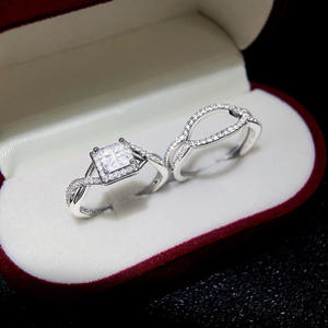 Anello di fidanzamento con diamante taglio Princess DJ047 da donna in oro bianco con diamante naturale colore D e set di fedi nuziali Halo - Product Image 4