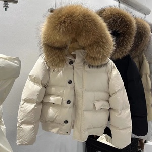 Blouson court matelassé oversize pour femme 2025, poches à rabat matelassées et fermeture boutonnée, chaleur hivernale de luxe discret |   Personnalisable - Product Image 1