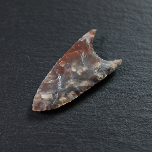 Pointe de flèche en agate faite à la main, style Clovis, imitation antique, objet de collection artistique, forme triangulaire, artisanat en pierre précieuse - Product Image 2
