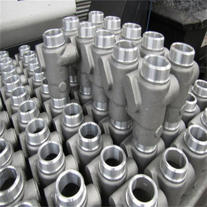 Pièce moulée en aluminium pour machines avec ailettes de refroidissement et trous de fixation, fabrication sur mesure - Product Image 2