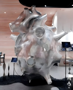 Sculpture anatomique du cœur humain, finition miroir argentée – Modèle réaliste d'art religieux et médical pour l'art commercial extérieur - Product Image 1