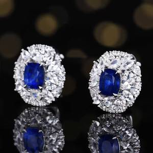 Pendientes de zafiro azul real de corte ovalado de 3.26 quilates de Madagascar, con engaste de oro de 18 quilates adornado con 80 detalles de zafiro blanco brillante. - Product Image 3