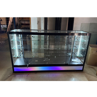 Vitrine autoportante en verre trempé durable, recyclable et écologique avec éclairage LED coloré, verrouillable, pour les magasins de tabac.