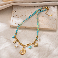 Collier de style côtier en acier inoxydable plaqué or PVD 18 carats avec breloque en corde tressée, coquillage, étoile de mer, perle et turquoise – Bijoux de plage