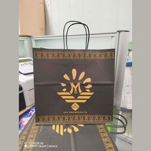 ถุงกระดาษคราฟท์สีดำสำหรับขายส่ง ถุงกระดาษของขวัญพร้อมโลโก้สำหรับเสื้อผ้า ถุงบรรจุภัณฑ์แบบกำหนดเอง - Product Image 5