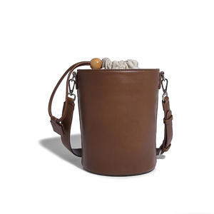 2025 nouveau sac à bandoulière cylindrique en cuir marron avec cordon de serrage et décoration de perles rondes en bois - Product Image 2