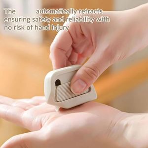 Mini-cutter à lame céramique conforme aux normes de sécurité, couteau ouvre-boîte magnétique à rétraction automatique, idéal pour les opérations d'emballage et d'expédition sécurisées - Product Image 6