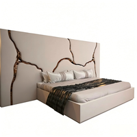 Lit king size en cuir véritable de luxe haut de gamme, design italien moderne minimaliste, noir et or, avec finition craquelée, rembourré, design de créateur.