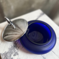 Ensemble de deux pièces en verre de Murano bleu givré fabriqué en Italie comprenant un gobelet à brosse à dents avec base en acier et une boîte à bijoux ronde avec couvercle