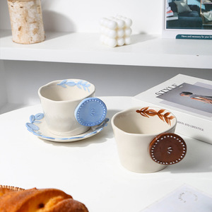 En gros, Tasse à café créative en céramique peinte à la main, personnalisée, avec soucoupe et anse à motif floral gaufré - Product Image 3