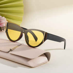 Yt 77176 Gafas de sol tipo ojo de gato para mujer, montura negra de PC, lentes Uv400, gafas de sol de clase 2 para un estilo moderno - Product Image 4