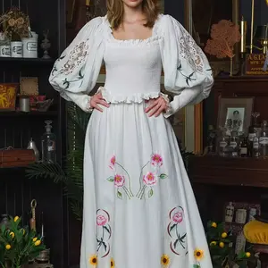 Женское платье с вышитым длинным рукавом