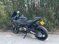 Moto sportive QJMOTOR 600cc avec moteur haute puissance, ABS avancé, design sportif et maniabilité fluide pour les passionnés de course