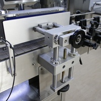 Machine d'étiquetage automatique de bouteilles rondes par enroulement |   Etiqueteuse rotative pour jus de fruits