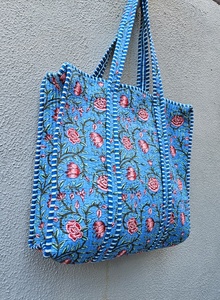 Bolso Tote de Algodón Acolchado con Diseño Floral Azul Estampado a Mano / Bolso Floral Reversible para Uso Diario de Mujeres - Product Image 5