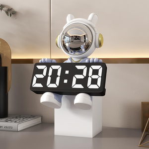 Orologio Astronauta Dipinto a Mano Creativo, Decorazione Multiuso per la Casa, Regalo di Laurea e Affari, in Resina Sintetica Morbida - Product Image 2