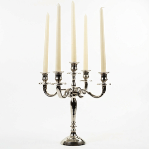 Candélabre de table moderne en aluminium argenté à 5 bras, support de bougies coniques en métal poli pour décoration de centre de table de mariage - Product Image 1