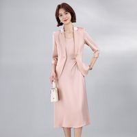 Veste de costume satinée jaune en acétate pour femme, légère et élégante, idéale pour l'été, pour les professionnels de la vente.