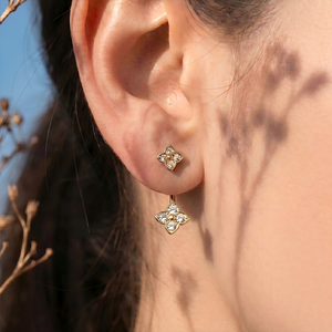 Pendientes de acero inoxidable con circonita de lujo, resistentes al agua, chapados en oro de 18 quilates para mujer - Product Image 1
