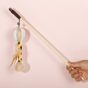 Vente en gros Jouets pour <span class=keywords><strong>chat</strong></span> Plume naturelle Corde haute élasticité Bâton en bois avec cloches Jouets interactifs pour chats d'intérieur - Product Image 4