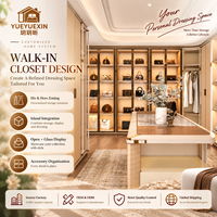 Unité de dressing sur mesure couleur champagne avec mur d'exposition pour sacs à main et portes vitrées à cadre doré pour suites de chambre parentale contemporaines