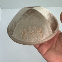 Kipá/Yarmulke de Terciopelo Judío Personalizada al por Mayor con Logotipo Bordado y Texto Hebreo Personalizado para Eventos de Bar Mitzvah y Bodas
