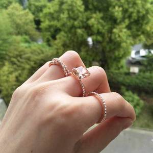 Set di Tre Anelli Quadrati per Donne, Tono Rosa Stile Champagne, Elegante Accessorio per Proposte e Feste, Regalo - Product Image 2