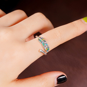 Anello con Piume Colorate per Donne, Foglia Floreale Smaltata, Regolabile, Gioiello di Moda Boho - Product Image 6
