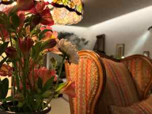 Sillón con respaldo <span class=keywords><strong>de</strong></span> ala a <span class=keywords><strong>rayas</strong></span> estilo Provincial Francés, patas cabriolé talladas con diseño espiral y cojín lumbar con ribete <span class=keywords><strong>de</strong></span> cuero - Product Image 3