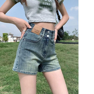 Shorts in denim vintage lavato da donna - Vita media, vestibilità skinny con doppia fibbia - Product Image 3