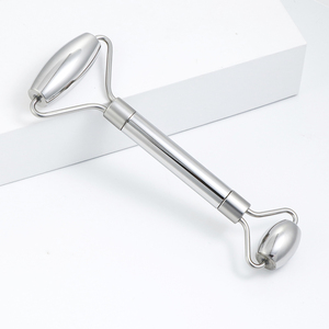 Échantillon <span class=keywords><strong>gratuit</strong></span> ensemble de masseurs faciaux anti-âge en acier inoxydable rouleau de jade outils de grattage pour le coeur pour l'application du visage - Product Image 4