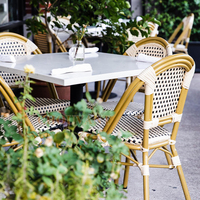 Chaise de bistrot moderne empilable en rotin PE, tressée à la main, imperméable, pour l'extérieur, idéale pour les hôtels et les parcs