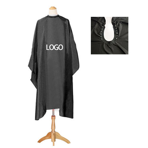 Cape de Salon Personnalisable Entièrement Noire de Haute Qualité et Confortable, Tablier de Coiffure Imperméable en Polyester avec Boutons-Pression en Silicone pour le Cou, pour Barbiers - Product Image 1