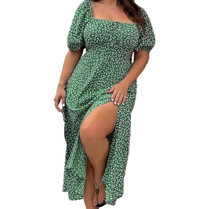 Vestido Elegante de Talla Grande - Vestido Maxi Europeo con Cuello Cuadrado, Manga Corta, Estampado y Abertura Lateral en Azul Oscuro y Flores Blancas - Product Image 2