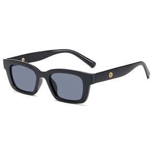 Gafas de Sol Estilo Jennie GM para Mujer, Montura Negra, Lentes Grises, Protección UV400, Montura de PC, Lentes Tipo AC, Gafas de Sol Cuadradas Pequeñas de Moda - Product Image 3
