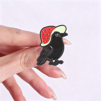 Badge en métal émaillé à motif festif d'oiseau noir, nouveauté sur le thème du corbeau, ornement de collection pour veste et chapeau