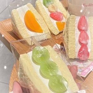 Jouet à presser en silicone en forme de sandwich aux fruits mélangés, style Xiaohongshu, jouet de décompression, fait main, poids lourd, pour étudiants - Product Image 1