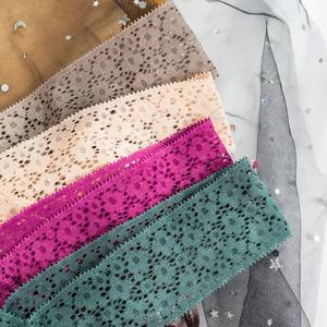 Culottes string sans couture respirantes en dentelle non tissée à motif floral pour femmes, design croisé en V au dos, élégantes et sexy - Product Image 6