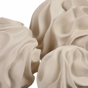 Orbe in poliresina con texture a onde scolpite, decorazione minimalista per soggiorno e ufficio - Product Image 1