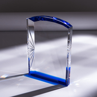 Trophée en verre K9 moderne, base bleue, motif arche de cristal, coupe diamant, gravure laser, impression par transfert thermique pour les meilleurs de la entreprise