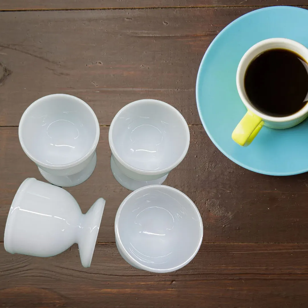 装飾/朝食/ブランチ/レストランのための真新しいイースタープラスチックエッグホルダーノベルティホワイトカスタムエッグカップ