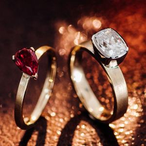 Anillo de Oro Macizo con Dos Piedras de Zafiro Cultivado en Laboratorio, Corte Pera, Rubí y OMC, Joyería de Lujo Personalizada para Boda - Product Image 6