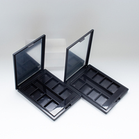 Boîtes de palette de maquillage vides en plastique recyclable ABS à 8 trous carrés noirs pour fards à paupières et blush avec fente pour pinceau et miroir