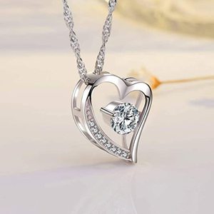 Collana con Ciondolo a Cuore in Argento 925 Placcato Rodio con Cristalli e Strass, Regalo Romantico per Donne, Catena Singapore Intrecciata - Product Image 1