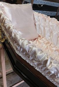 Set di Rivestimenti Interni per Bara in Raso Rosa Stile Europeo con Fondo Elastico e Cuscino, 2 Pezzi con Bordo in Pizzo - Product Image 3